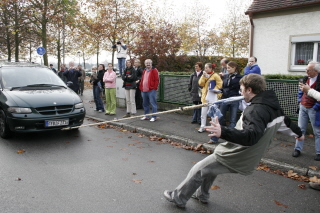 Auto mit den Zähnen gezogen