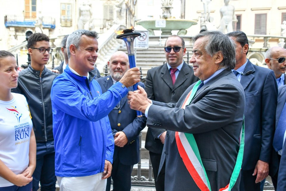 Mayor Orlando of Palermo receives the Peace Torch